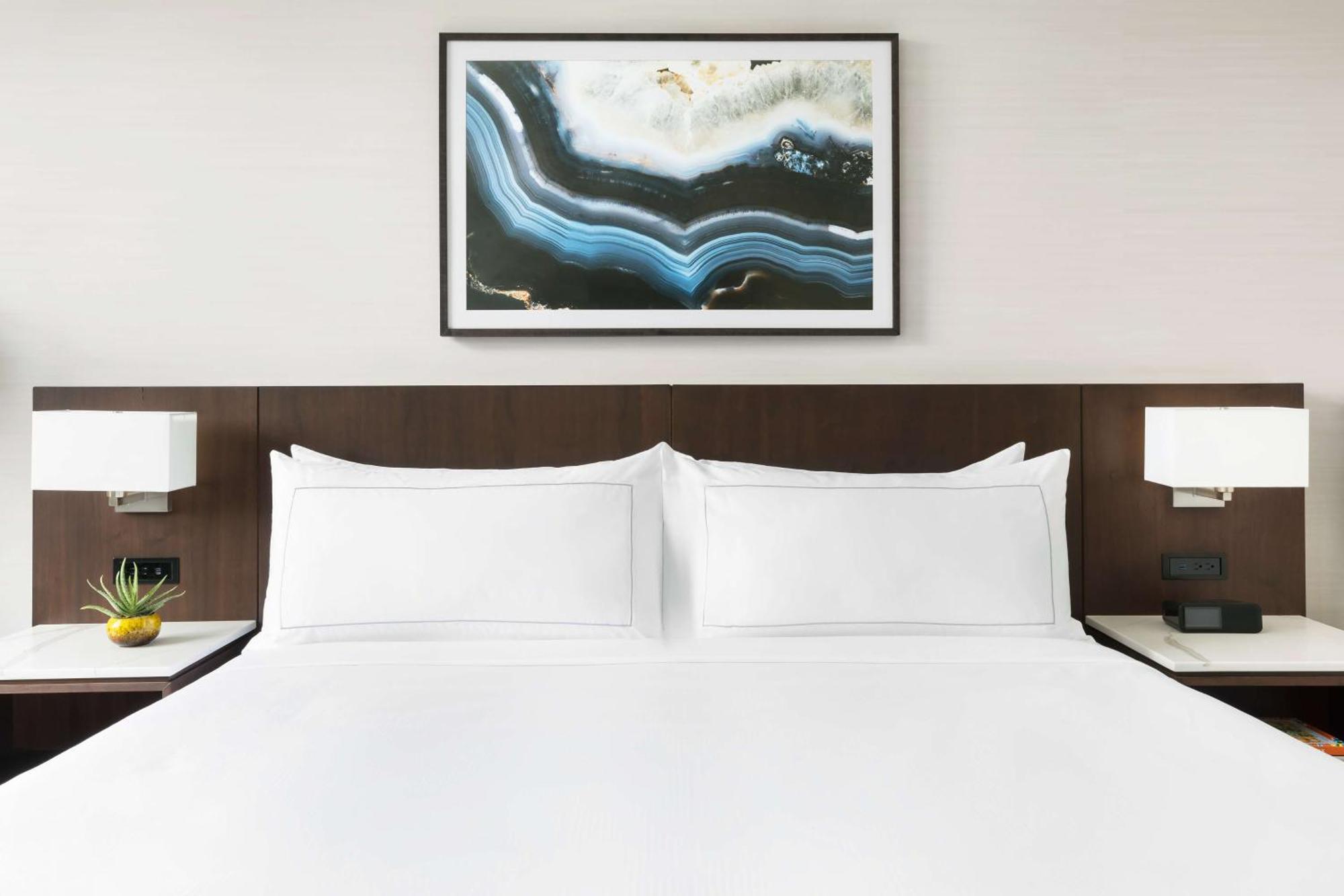Doubletree By Hilton Downtown Convention Center Hotel