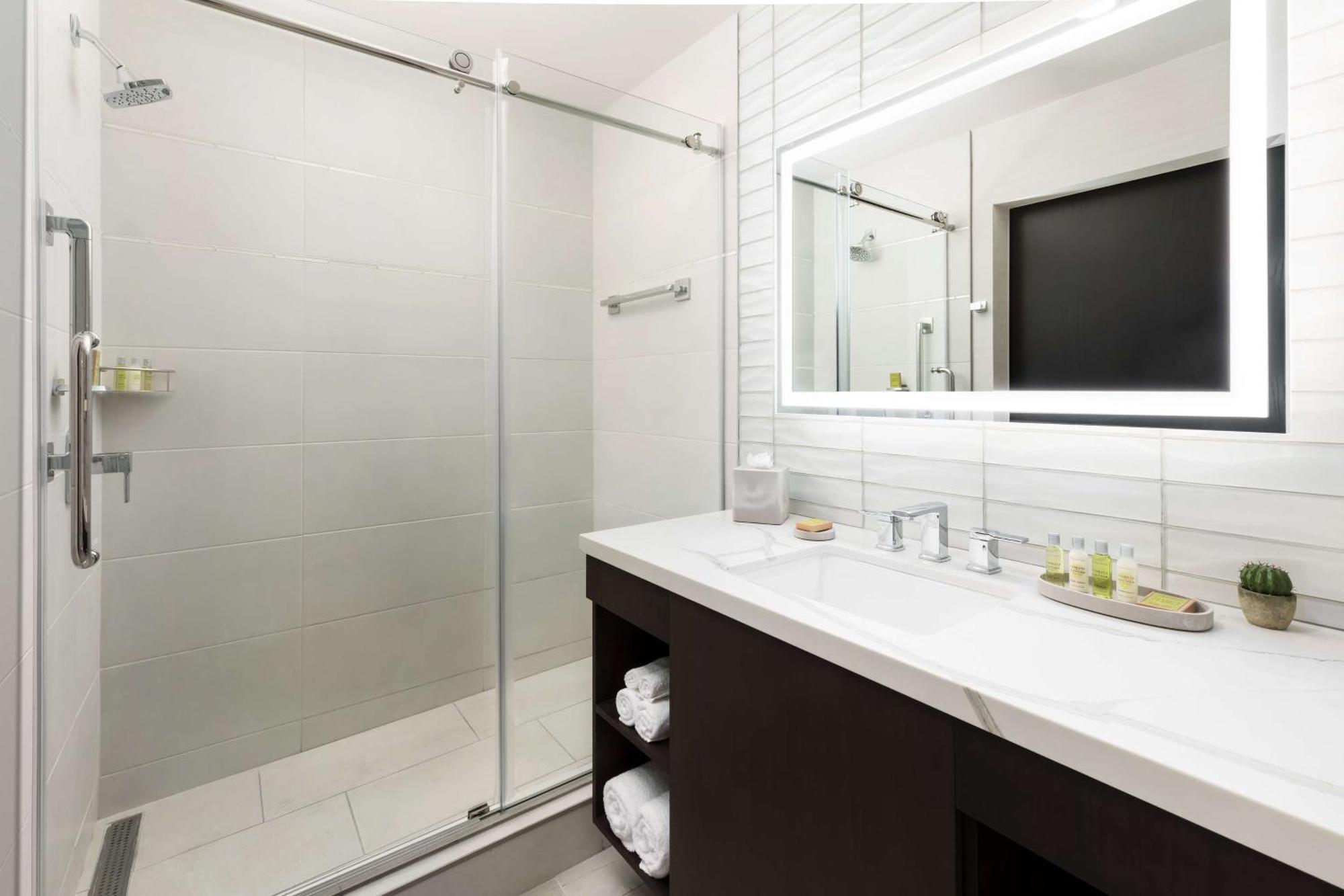 Doubletree By Hilton Downtown Convention Center Hotel 4*