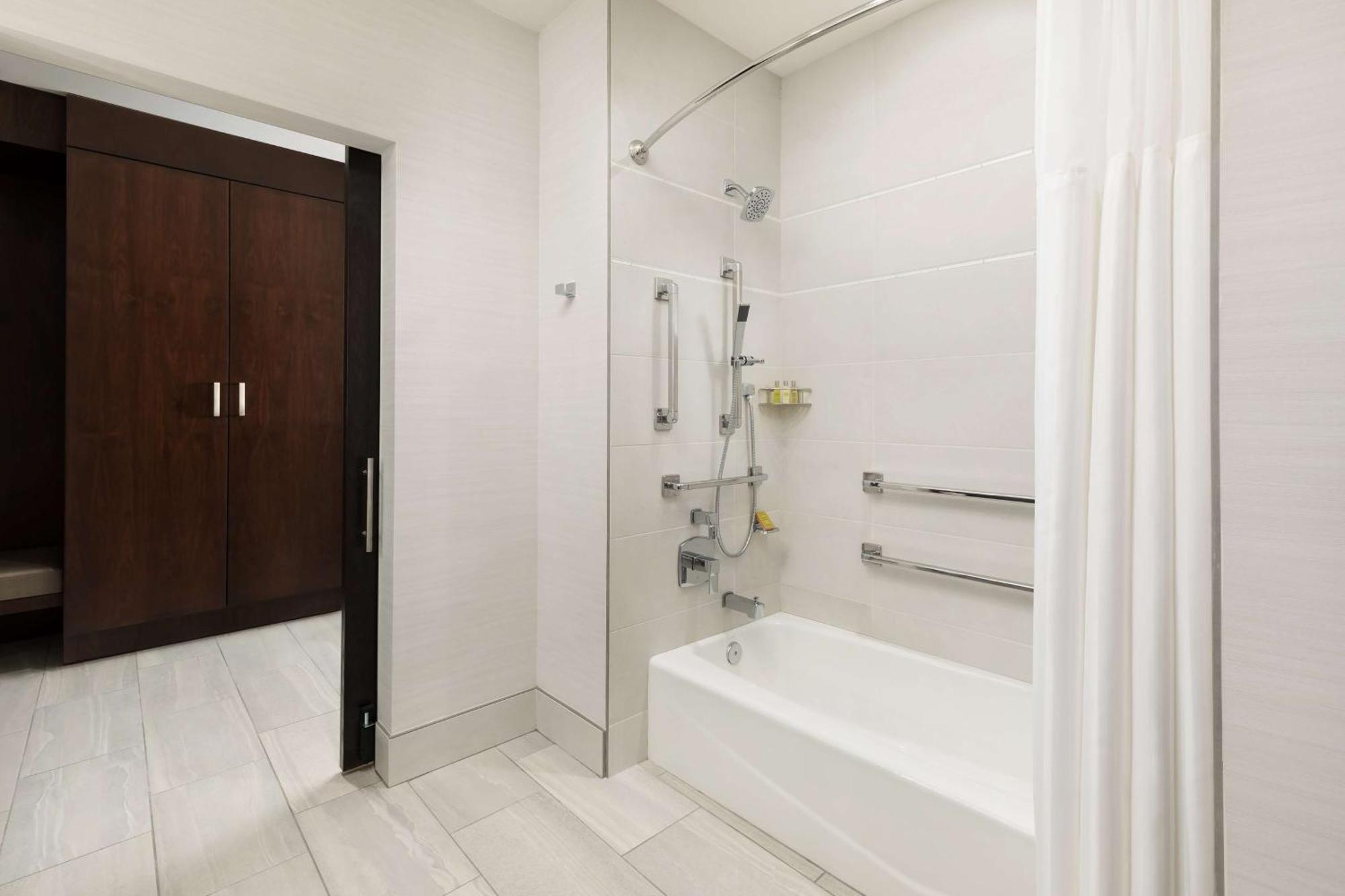 Hotel Doubletree By Hilton Downtown Convention Center 4*
